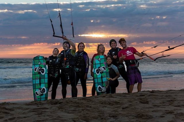  Kite pratique au coucher du soleil 